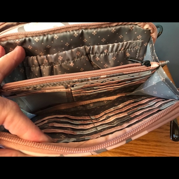 Lug Brand NWT Roundabout 2 in Camo Rose. Includes strap but not wristlet. - Picture 6 of 11